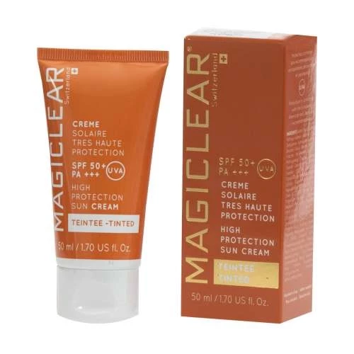 Tube de Magiclear Crème Solaire Teintée SPF 50+ posé sur une table, illustrant une protection solaire efficace pour enfants, bébés et adultes, utilisable sur le visage et le corps.