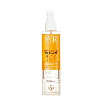 Bouteille de SVR Sun Secure Eau Solaire SPF 50+ avec fond de plage, indiquant une protection solaire pour enfants, bébés et adultes, adaptée pour le visage et le corps, disponible au meilleur prix en Tunisie.