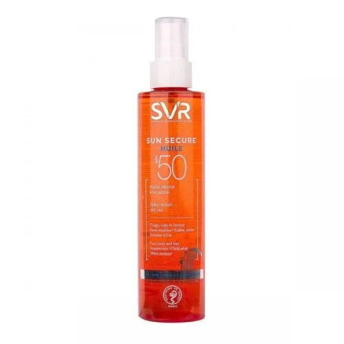 Bouteille de SVR Sun Secure Huile Sèche Fini Satiné SPF 50+ posée sur une plage ensoleillée, idéale pour la protection solaire de toute la famille, incluant enfants, bébés et adultes, pour le visage et le corps en Tunisie