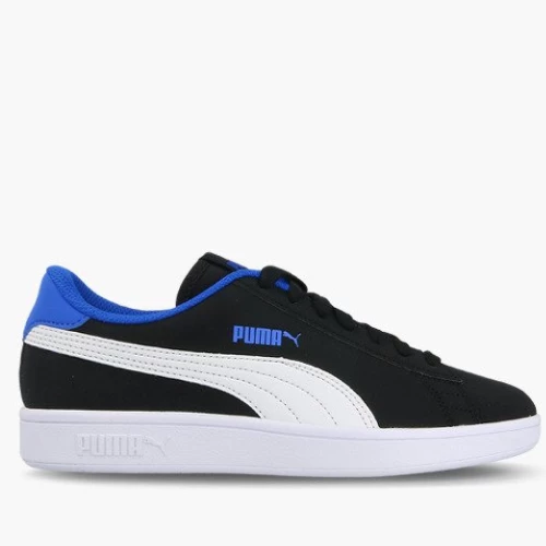 Enfant portant la Chaussure de Sport Smash V2 Buck de Puma - Une garantie de qualité pour les activités sportives