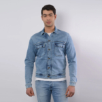 Poche pratique sur le blouson denim Lee Cooper