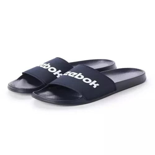 Homme portant les Claquette Classic Slid Reebok sur la plage en Tunisie