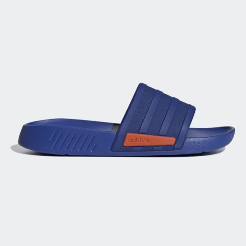 Style et Confort: Claquette Racer TR Adidas pour un Look Urbain Impeccable Vue de profil de la claquette, mettant en évidence le logo Adidas sur la lanière.