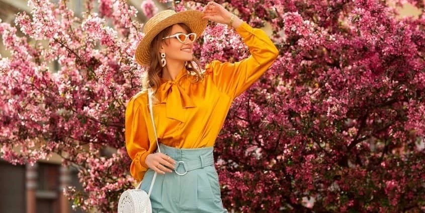 Une belle fille portant des lunettes au printemps